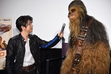 チューバッカにマイクを向ける及川光博。