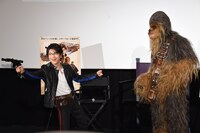 ブラスターを手にポーズを決める及川光博（左）。