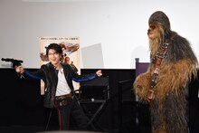 ブラスターを手にポーズを決める及川光博（左）。