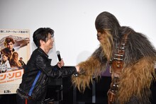 チューバッカと握手をする及川光博（左）。