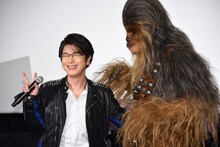 左からピースをする及川光博、チューバッカ。