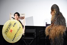 和傘を広げる及川光博とチューバッカ。