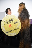 一緒に和傘を広げる及川光博とチューバッカ。