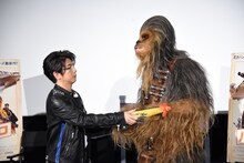 チューバッカに和傘をプレゼントする及川光博（左）。