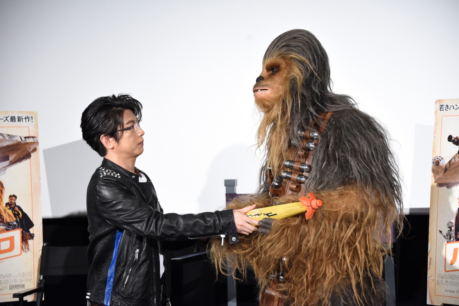 チューバッカに和傘をプレゼントする及川光博（左）。