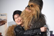 抱き合う及川光博とチューバッカ。