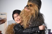 抱き合う及川光博とチューバッカ。