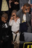 チューバッカのエレクトロニックマスクを着用する来場者たち。