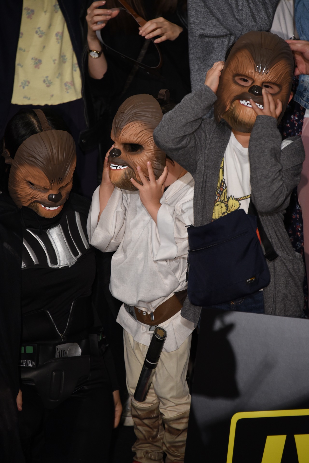 チューバッカのエレクトロニックマスクを着用する来場者たち。