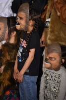 チューバッカのエレクトロニックマスクを着用する来場者たち。