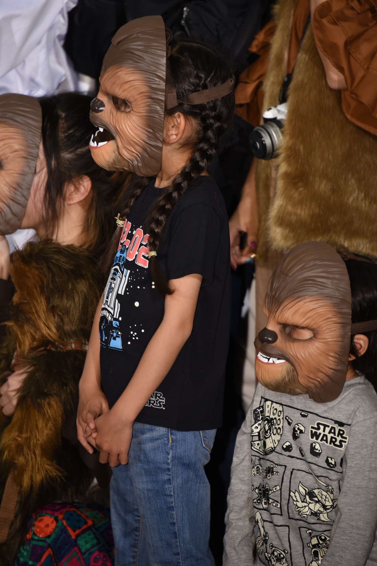 チューバッカのエレクトロニックマスクを着用する来場者たち。