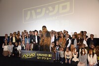 及川光博とチューバッカと来場者たち。