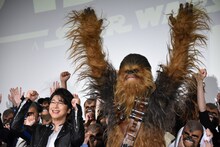 左から及川光博、チューバッカ。