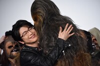 抱き合う及川光博とチューバッカ。