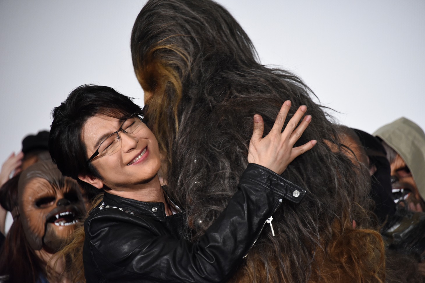 抱き合う及川光博とチューバッカ。