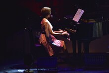 ピアノを演奏するKaede。