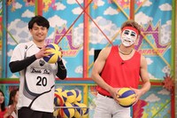 東江雄斗と樽美酒研二（ゴールデンボンバー）。(c)フジテレビ