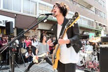 SIX LOUNGEのストリートライブの様子。