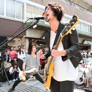 SIX LOUNGE、地元・大分の商店街で爆音響かせたゲリラライブ