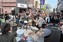 SIX LOUNGEのストリートライブの様子。