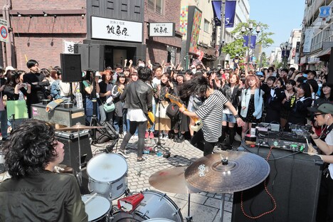 SIX LOUNGEのストリートライブの様子。