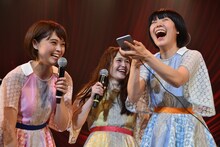 埼玉・大宮ソニックシティにいるエビ中と電話で話すNegicco。