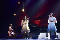 Negicco「世田谷コンサート」の様子。Kaede（左）の伴奏で歌うNao☆（中央）とMegu（右）。