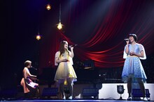 Negicco「世田谷コンサート」の様子。Kaede（左）の伴奏で歌うNao☆（中央）とMegu（右）。