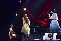 アイコンタクトでタイミングを合わせて歌うNegicco。