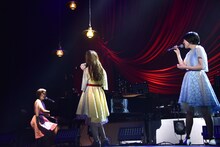 アイコンタクトでタイミングを合わせて歌うNegicco。