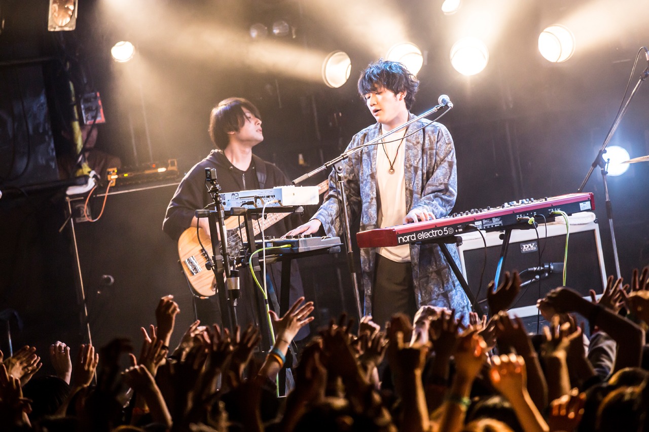 左から高野賢也（B, Cho）、長谷川大喜（Key, Cho）（撮影：中山優司）