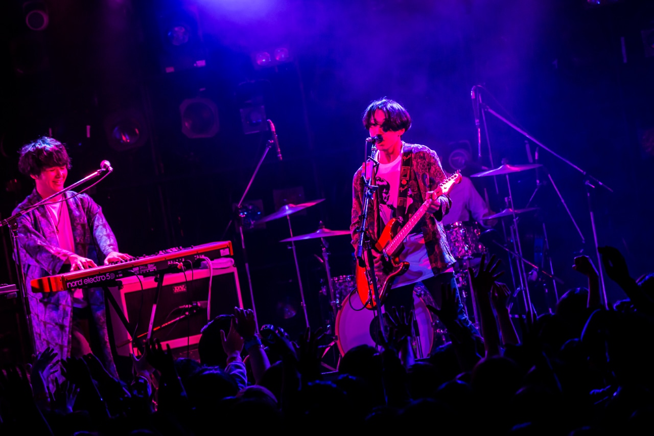 左から長谷川大喜（Key, Cho）、はっとり（Vo, G）。（撮影：中山優司）