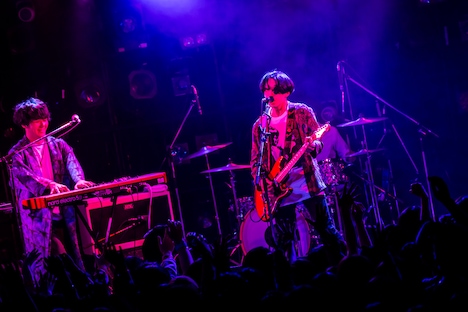 左から長谷川大喜（Key, Cho）、はっとり（Vo, G）。（撮影：中山優司）