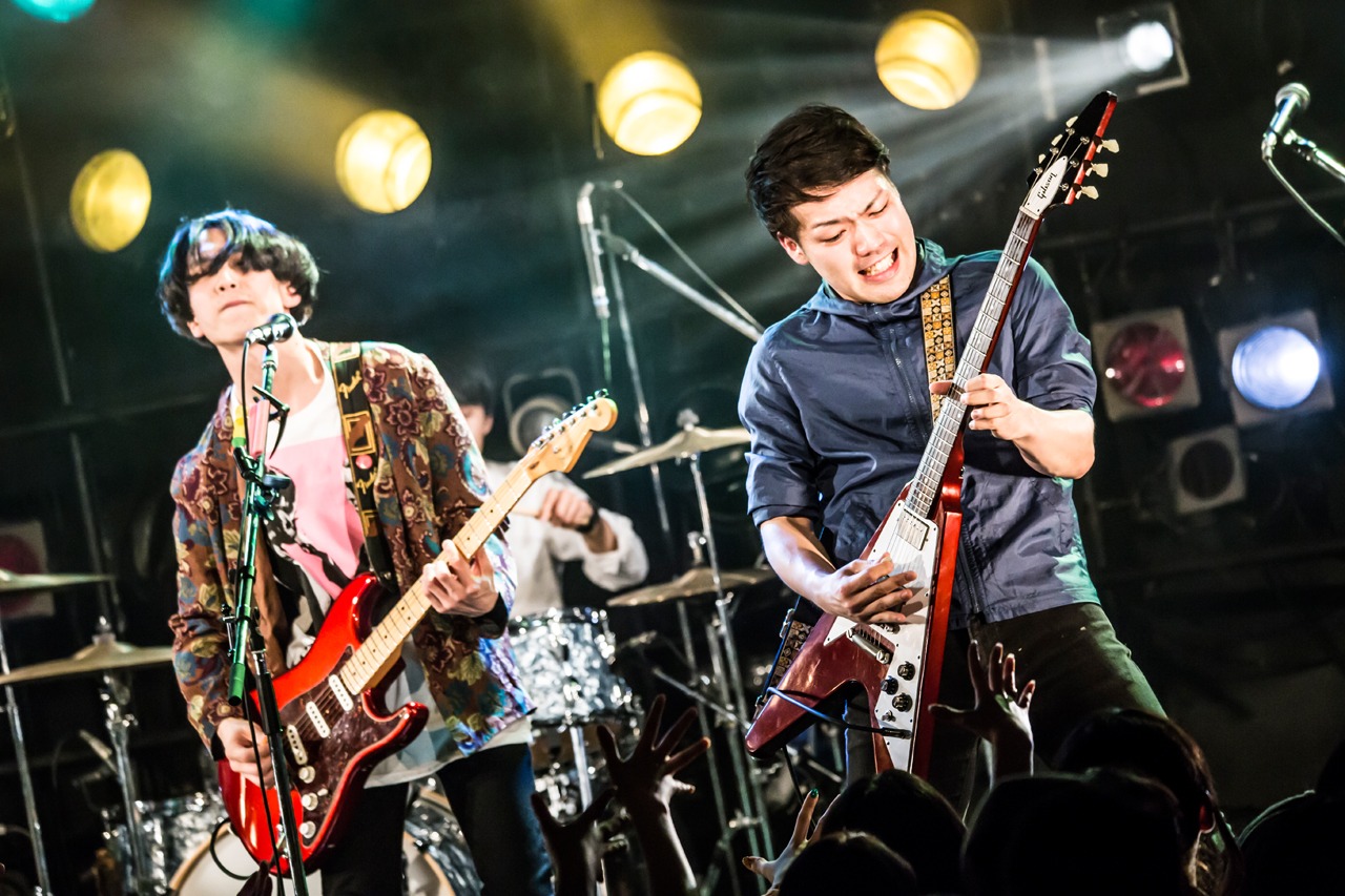 左からはっとり（Vo, G）、田辺由明（G, Cho）。（撮影：中山優司）