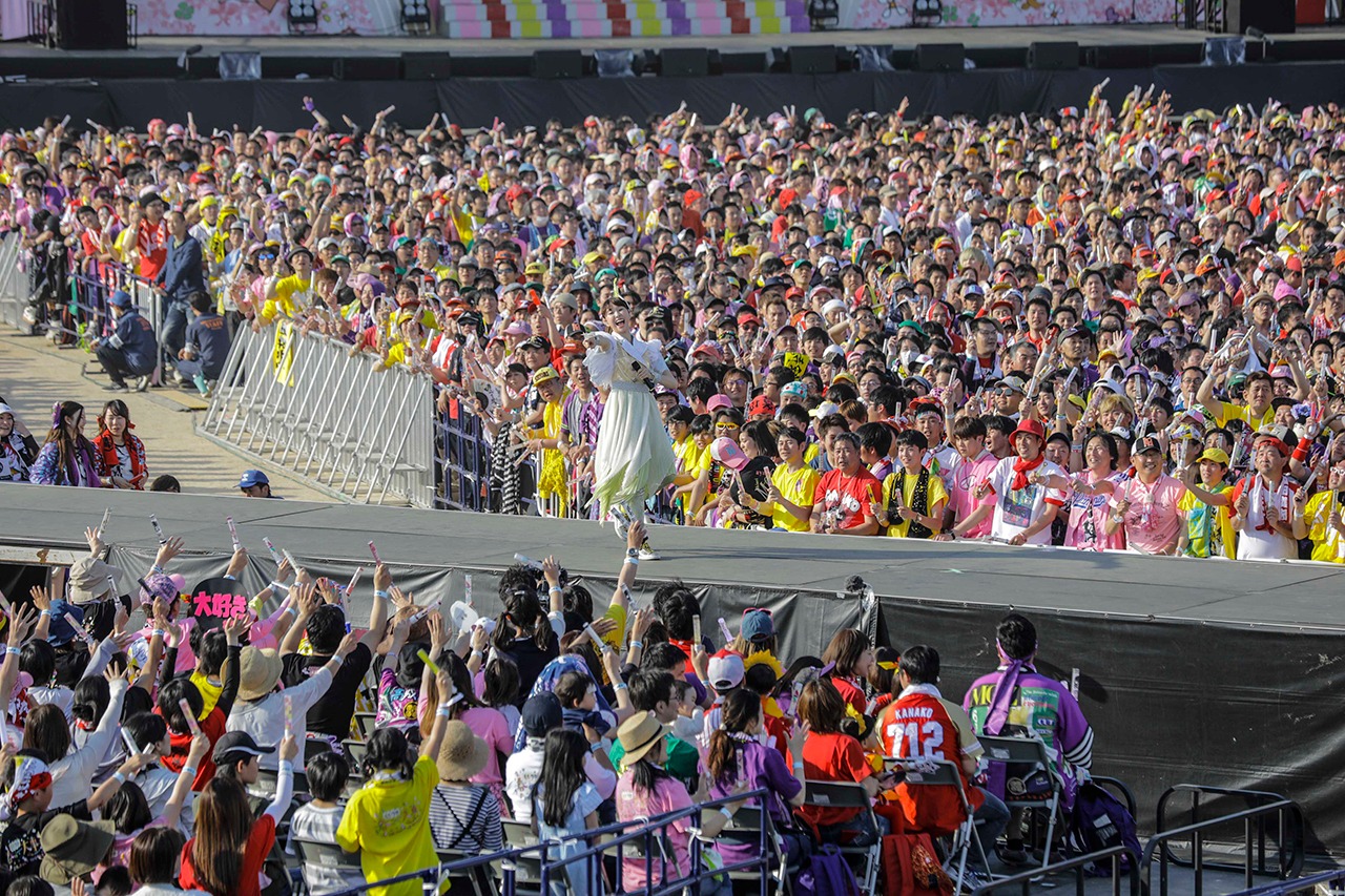 「ももクロ 春の一大事 2018 in 東近江市 ～笑顔のチカラ つなげるオモイ～」の様子。（Photo by HAJIME KAMIIISAKA+Z）