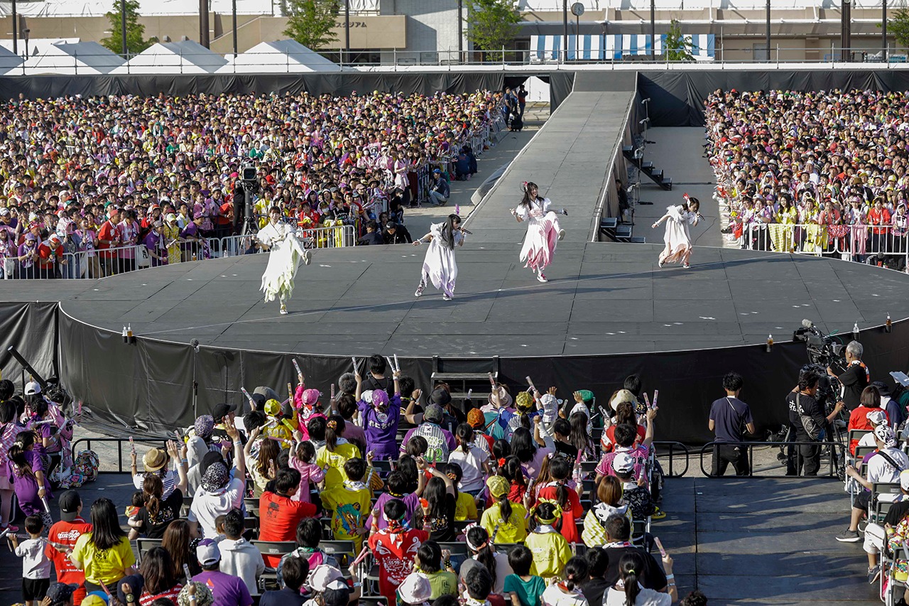 「ももクロ 春の一大事 2018 in 東近江市 ～笑顔のチカラ つなげるオモイ～」の様子。（Photo by HAJIME KAMIIISAKA+Z）