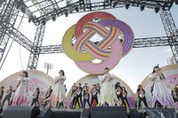 「ももクロ 春の一大事 2018 in 東近江市 ～笑顔のチカラ つなげるオモイ～」の様子。（Photo by HAJIME KAMIIISAKA+Z）