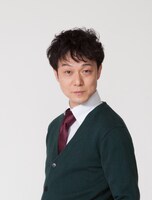 天文部の顧問・柿沼翔一郎役の佐藤貴史。