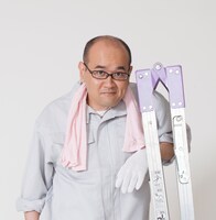 用務員・興梠守役の鈴木理学。