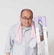 用務員・興梠守役の鈴木理学。