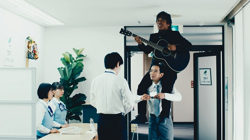 「黒い男 2」のワンシーン。