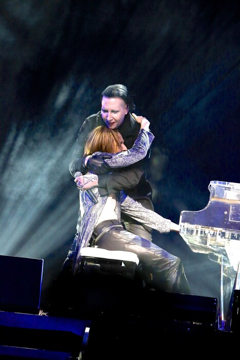 抱き合うマリリン・マンソンとYOSHIKI（X JAPAN）。