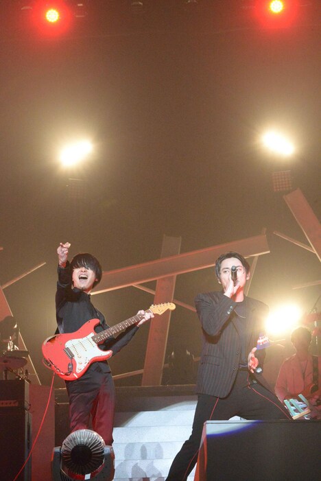 左から斎藤宏介（UNISON SQUARE GARDEN）、SKY-HI。