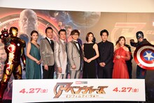 「アベンジャーズ／インフィニティ・ウォー」ジャパンプレミアの様子。左からアイアンマン、秋元才加、遠藤憲一、加藤浩次、山寺宏一、米倉涼子、溝端淳平、百田夏菜子、キャプテン・アメリカ。