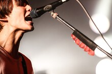 アマダシンスケ（B, Vo / FOMARE）（Photo by Kohei Suzuki）