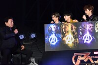 天龍源一郎（左）に恐る恐る話しかける（左2番目から）カイ、ユースケ、リョウガ。