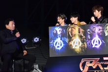 天龍源一郎（左）に恐る恐る話しかける（左2番目から）カイ、ユースケ、リョウガ。