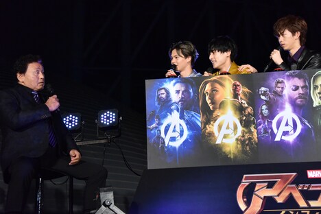 天龍源一郎(左)に恐る恐る話しかける(左2番目から)カイ、ユースケ、リョウガ。