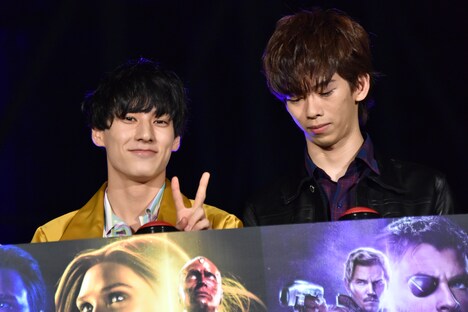 ピースするユースケとリョウガ。