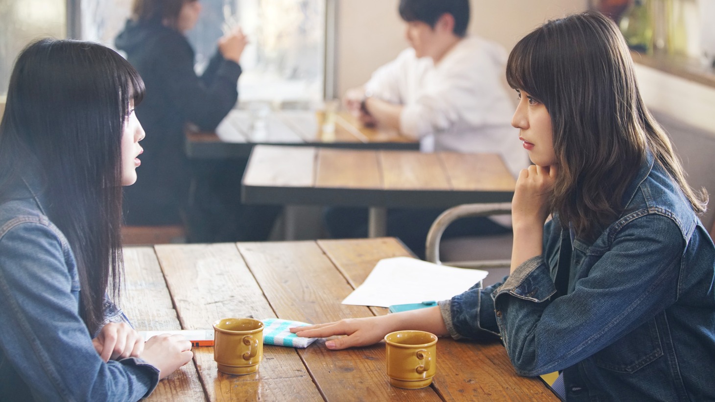 久保史緒里と衛藤美彩。